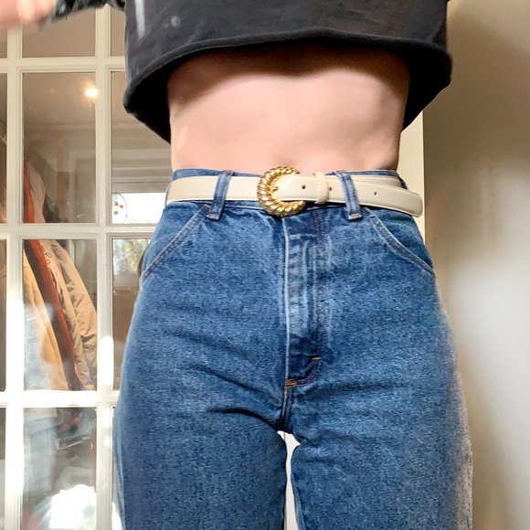 White 1980s Belt with Gold Buckle - Picture 2 of 3